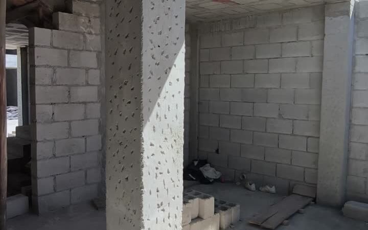 Cangrejera o picado para enlucido: la diferencia que evitó un refuerzo innecesario en una obra en Quito