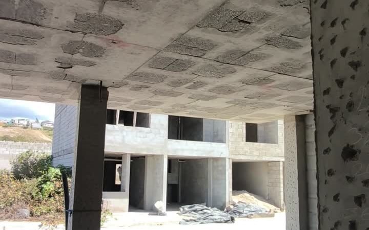 Dos hallazgos en una obra gris en Quito: cuándo una filtración se resuelve con la mampostería y cuándo no