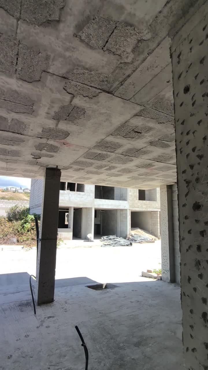 Dos hallazgos en una obra gris en Quito: cuándo una filtración se resuelve con la mampostería y cuándo no