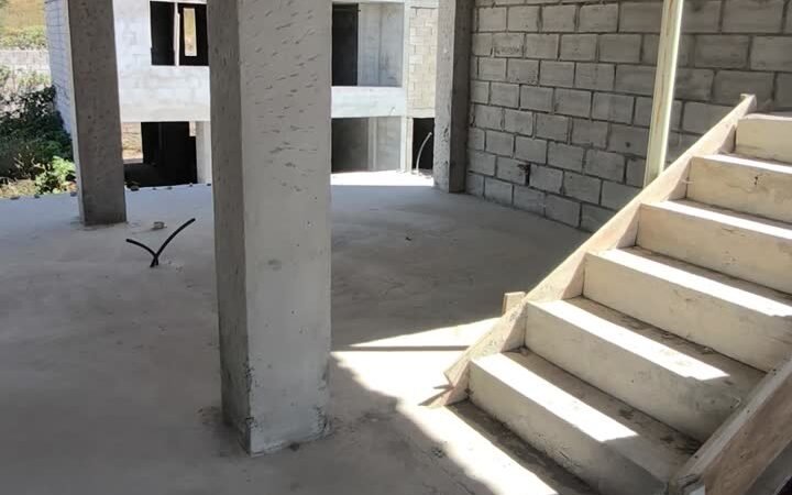 Por qué la obra gris no espera: columnas, vigas y la escalera de una vivienda de dos plantas en Quito