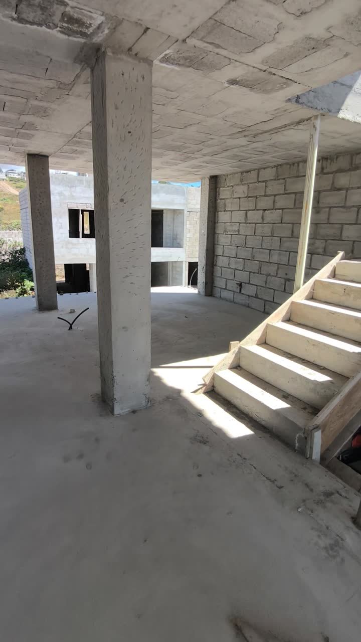 Por qué la obra gris no espera: columnas, vigas y la escalera de una vivienda de dos plantas en Quito