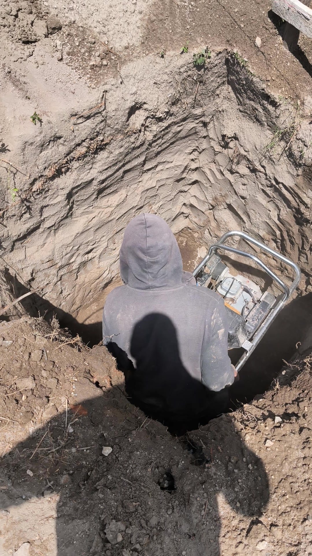 Hueco de zapata visto desde arriba, con un operario en el fondo y el material excavado alrededor
